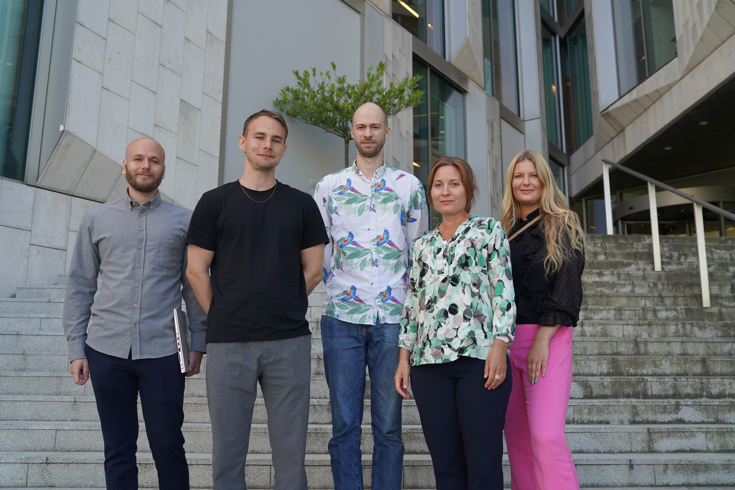 De fem nye graduates Tobias Bøgedal, Benjamin Vinje, Malte Brink Kristensen, Lise Andersen og Siv Sahl Hasselbalch.