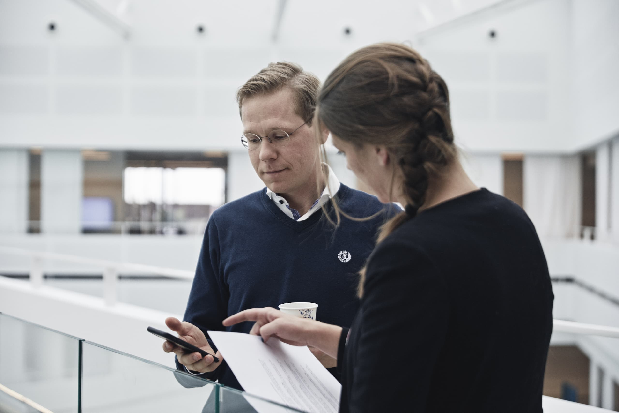 Mand og kvinde som snakker sammen. Foto.