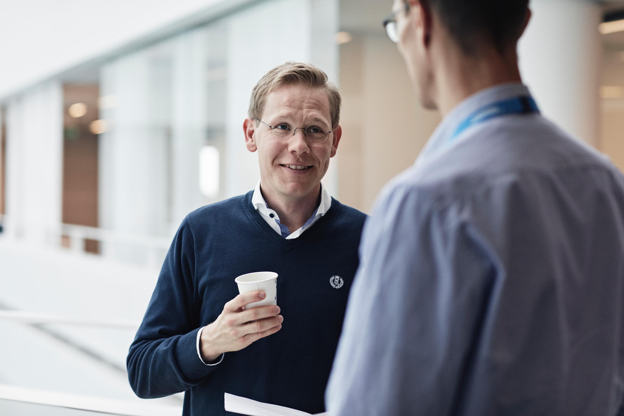 To mænd har en samtale. Foto